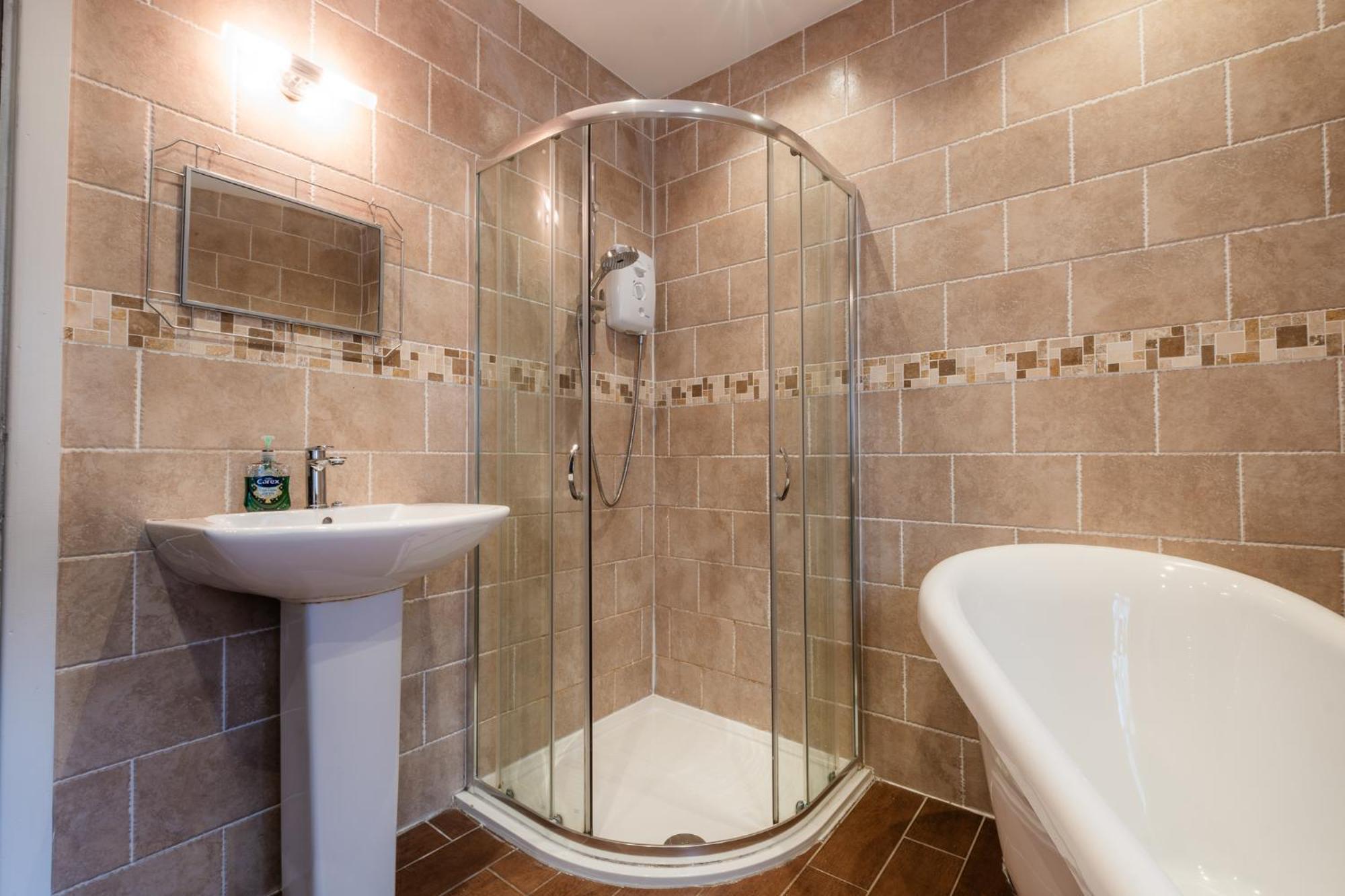 Entire Modern House Liverpool, 6 Bedrooms エクステリア 写真